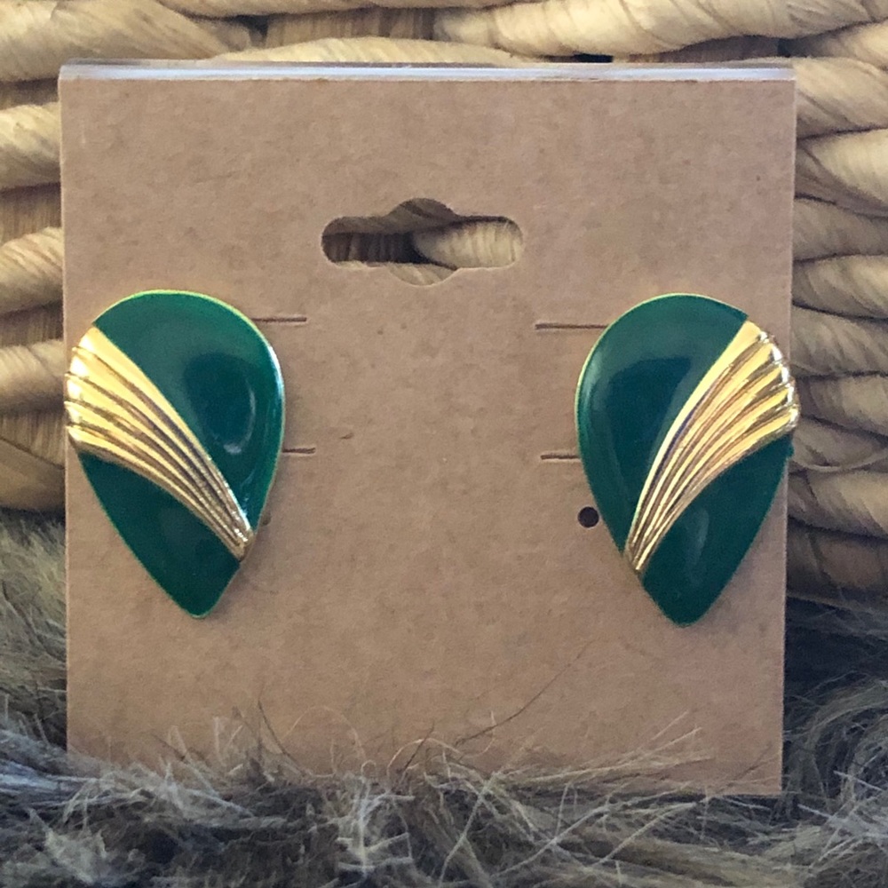 Elegant vintage look green enamel gold fan earring